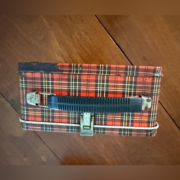 Plaid at Its Best!
Vintage Aladdin Heritage Red Plaid Metal Lunchbox - Picture 5 of 11